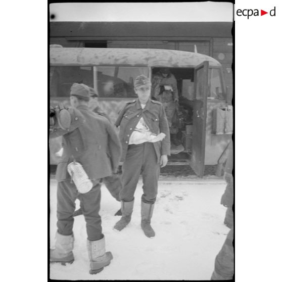 En gare de Vitebsk (Witebsk), le chargement de blessés allemand à bord de wagons.