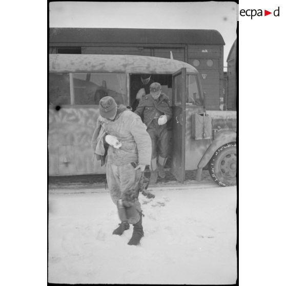 En gare de Vitebsk (Witebsk), le chargement de blessés allemand à bord de wagons.