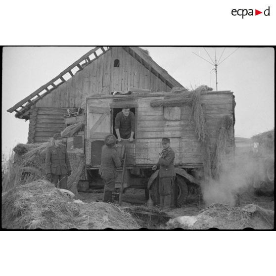 Un camion de transmissions de l'armée de l'air allemande, au premier plan on reconnaît la coiffure d'un cosaque.