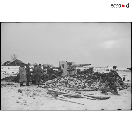 Deux pièces de 8, 8 cm FlaK 36/37 protégées par un encuvement .