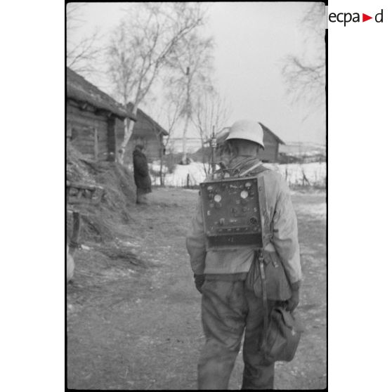 Un fantassin de l'armée de l'air allemande chargé d'un poste radio (tranmissions), ici il s'agit d'un Torn.Fu.d2.