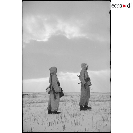 Des fantassins de la Luftwaffe posent pour le reporter.