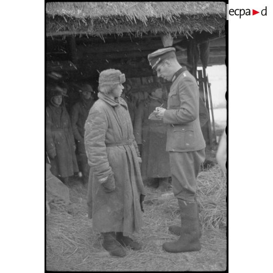 Un Sonderführer interroge un prisonnier de l'armée Rouge.