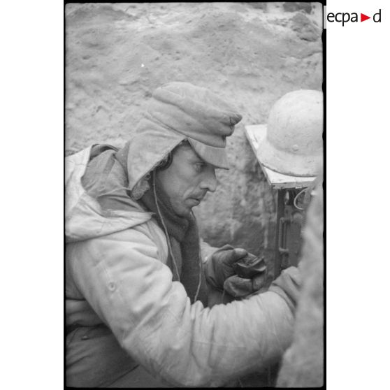 Un fantassin de l'armée de l'air allemande dans une tranchée, émet un message depuis d'un poste radio (tranmissions), ici il s'agit d'un Torn.Fu.d2.