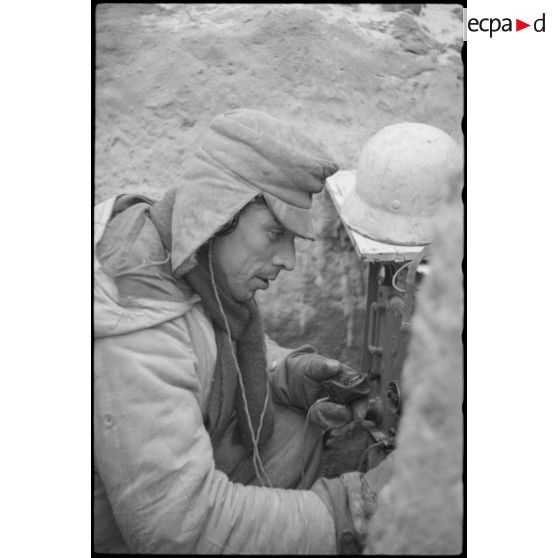 Un fantassin de l'armée de l'air allemande dans une tranchée, émet un message depuis d'un poste radio (tranmissions), ici il s'agit d'un Torn.Fu.d2.