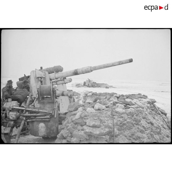 Deux pièces de 8, 8 cm FlaK 36/37 protégées par un encuvement .