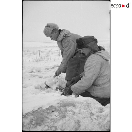 Entretien d'une tranchée après les chutes de neige de la nuit.