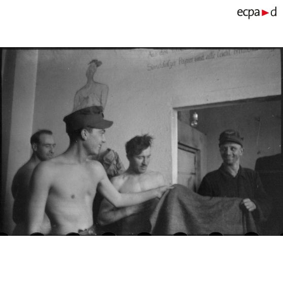 Des fantassins de la Luftwaffe sortent de la douche.