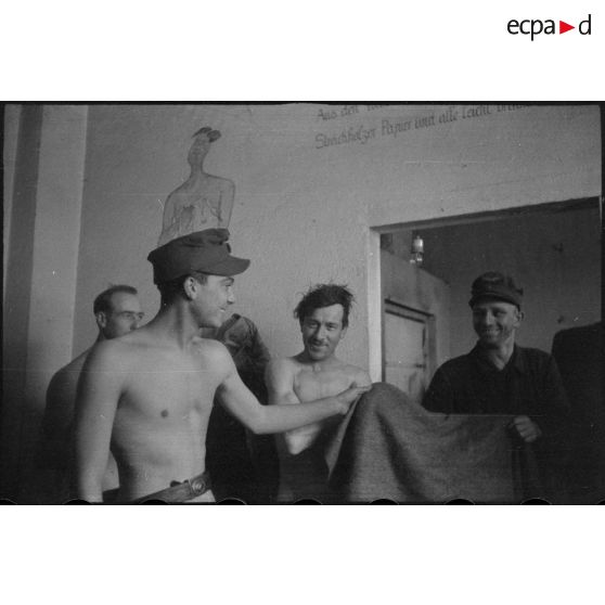 Des fantassins de la Luftwaffe sortent de la douche.