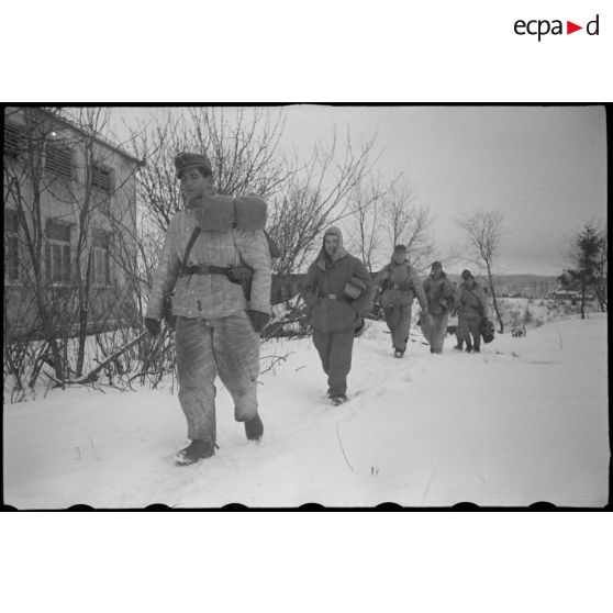 Des fantassins de la Luftwaffe sourient pour le reporter.