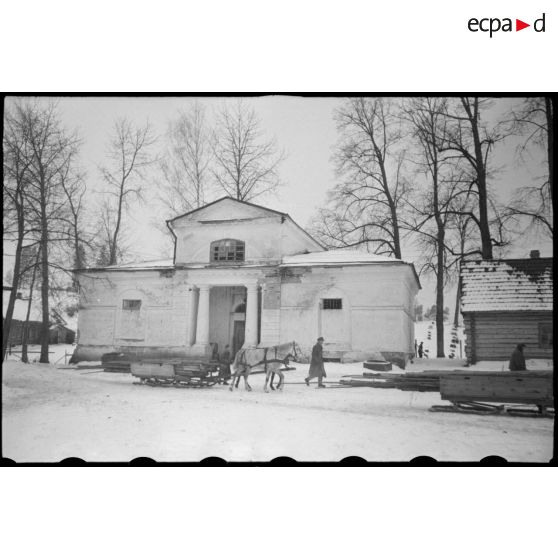 Attelages allemands chargés de bois utiles pour une construction.