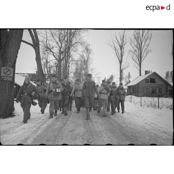 Des fantassins de la Luftwaffe sourient pour le reporter.