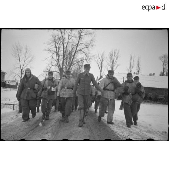 Des fantassins de la Luftwaffe sourient pour le reporter.