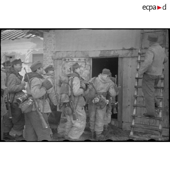 Des fantassins de la Luftwaffe sourient pour le reporter.