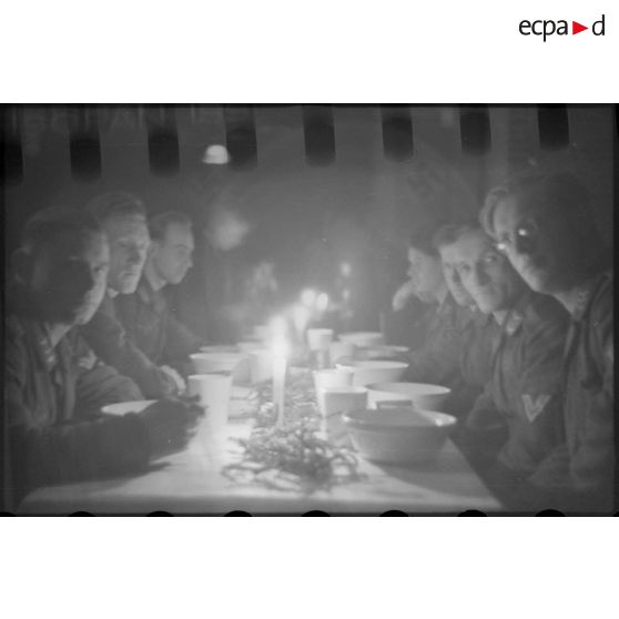 Des fantassins de la Luftwaffe rassemblés autour d'une table.