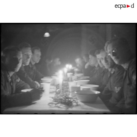 Des fantassins de la Luftwaffe rassemblés autour d'une table.