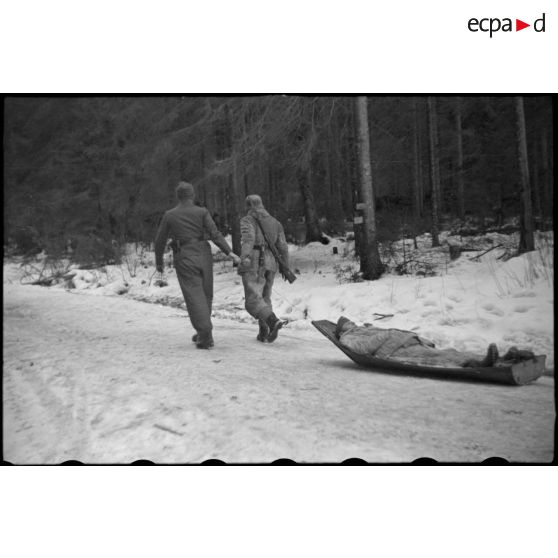 Transport d'un blessé dans une luge/traineau.