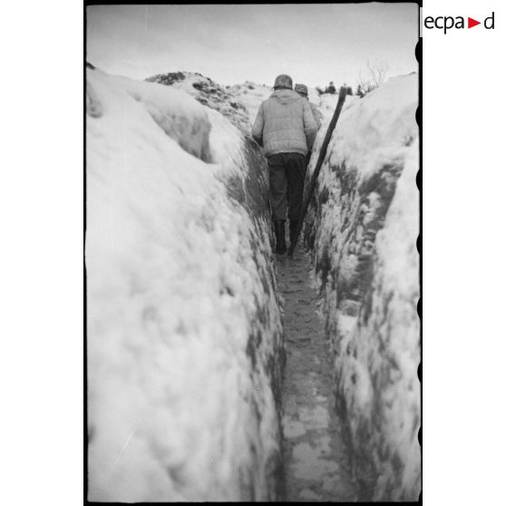 Une tranchée tenue par des fantassins de la Luftwaffe.