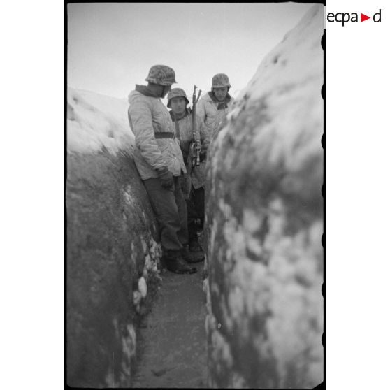 Une tranchée tenue par des fantassins de la Luftwaffe.