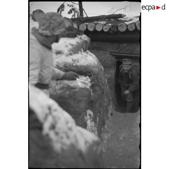 Une tranchée tenue par des fantassins de la Luftwaffe.