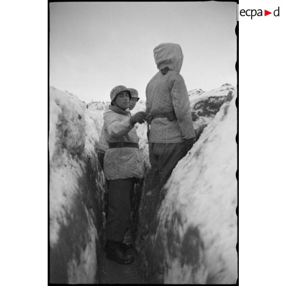 Une tranchée tenue par des fantassins de la Luftwaffe.