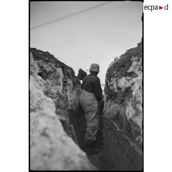 Une tranchée tenue par des fantassins de la Luftwaffe.