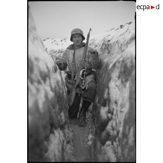 Une tranchée tenue par des fantassins de la Luftwaffe.