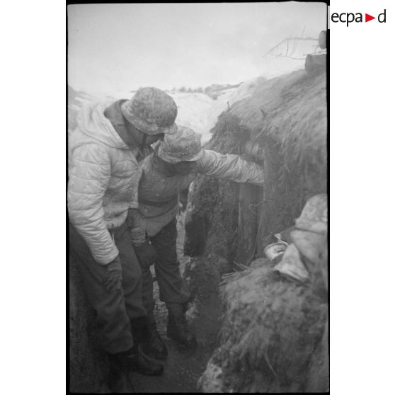 Une tranchée tenue par des fantassins de la Luftwaffe.