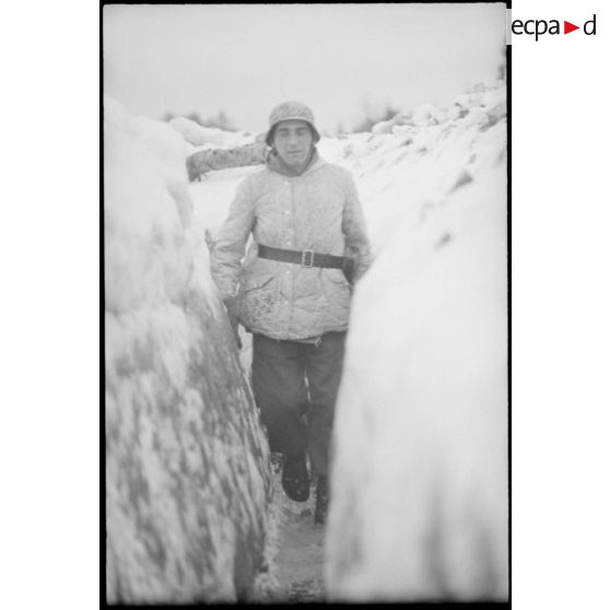 Une tranchée tenue par des fantassins de la Luftwaffe.