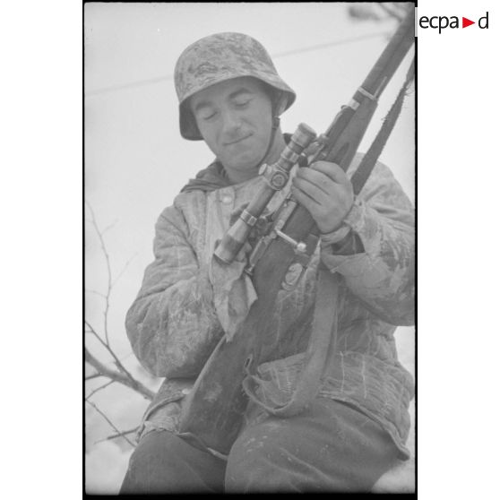 Un fantassin de l'armée de l'Air allemande utilise un fusil soviétique Vintovka capturé.