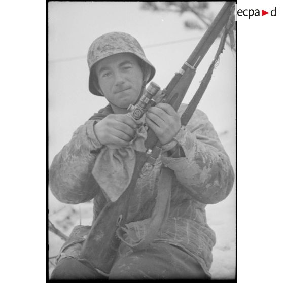 Un fantassin de l'armée de l'Air allemande utilise un fusil soviétique Vintovka capturé.