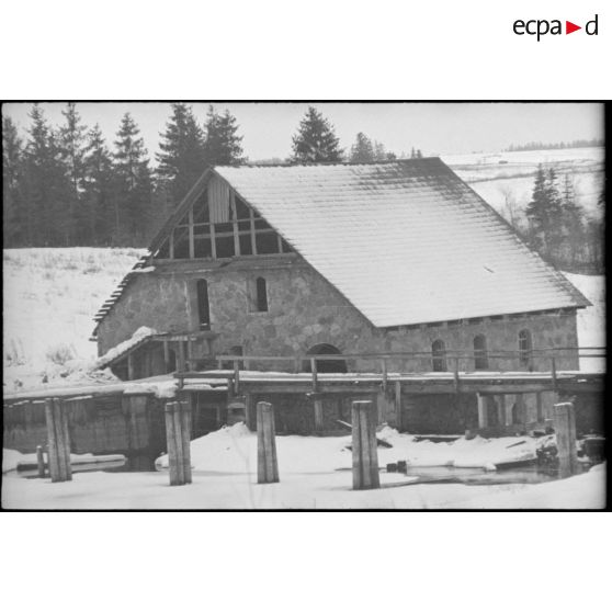 Un moulin installé sur une rivière.