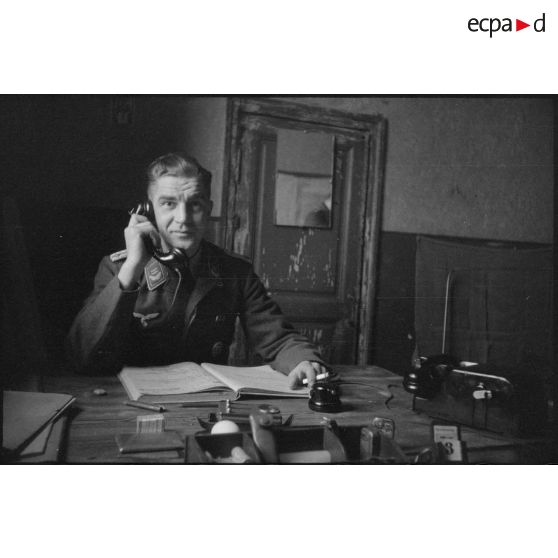 Un Oberleutnant de la Luftwaffe, peut-être de la 4e division d'infanterie de l'armée de l'Air allemande (4.Luft-Feld-Division).