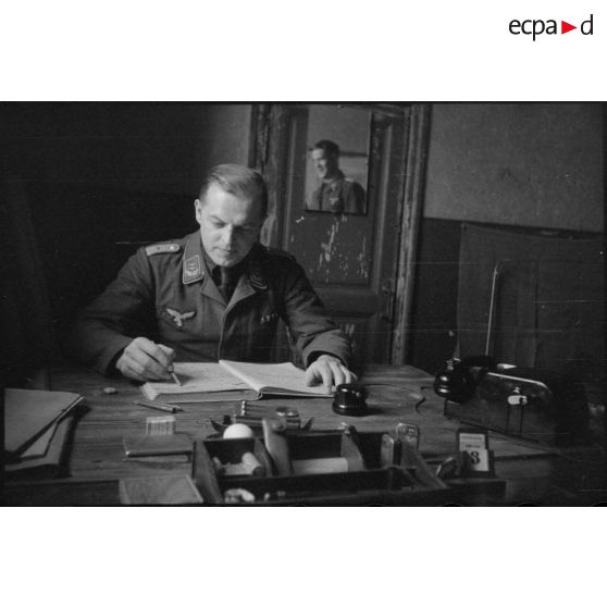 Un Oberleutnant de la Luftwaffe, peut-être de la 4e division d'infanterie de l'armée de l'Air allemande (4.Luft-Feld-Division).