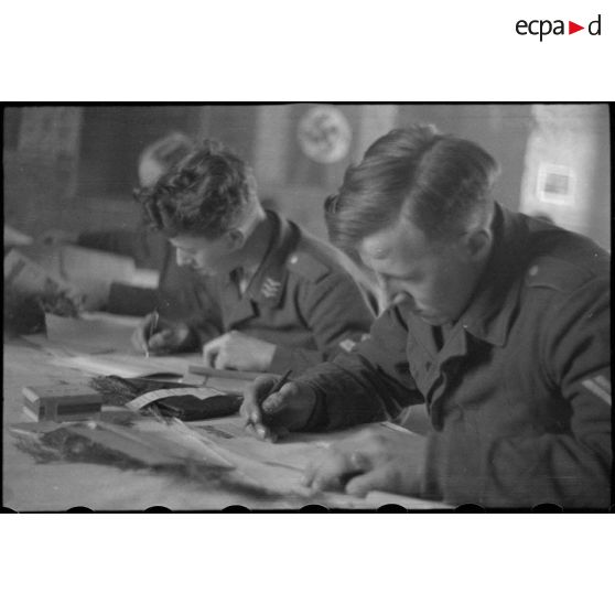 Repos et loisirs de fantassins de la Luftwaffe dans le foyer baptisé "General Pistorius Heim".