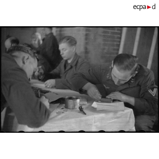 Repos et loisirs de fantassins de la Luftwaffe dans le foyer baptisé "General Pistorius Heim".