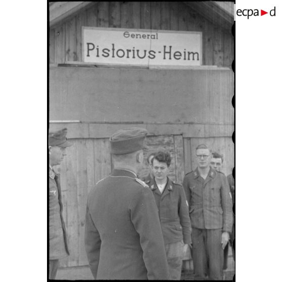 Des fantassins de la 4e division d'infanterie de l'armée de l'air allemande reçoivent la visite du général (Generalleutnant) Robert Pistorius, le nouveau commandant.