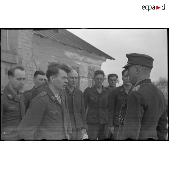 Des fantassins de la 4e division d'infanterie de l'armée de l'air allemande reçoivent la visite du général (Generalleutnant) Robert Pistorius, le nouveau commandant.