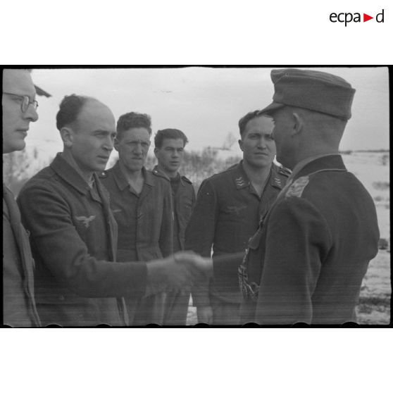 Des fantassins de la 4e division d'infanterie de l'armée de l'air allemande reçoivent la visite du général (Generalleutnant) Robert Pistorius, le nouveau commandant.