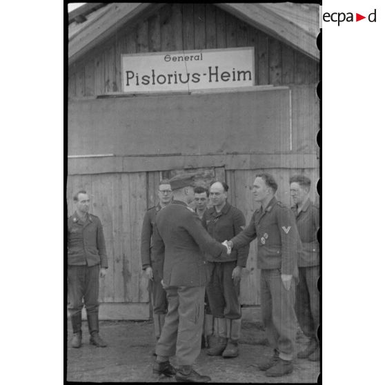 Des fantassins de la 4e division d'infanterie de l'armée de l'air allemande reçoivent la visite du général (Generalleutnant) Robert Pistorius, le nouveau commandant.
