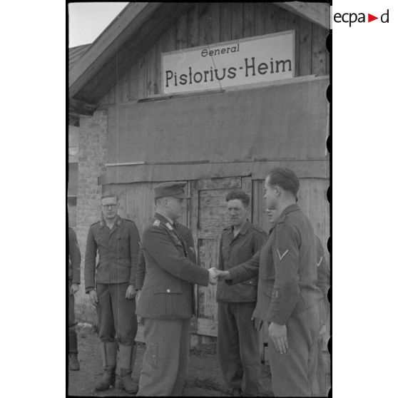 Des fantassins de la 4e division d'infanterie de l'armée de l'air allemande reçoivent la visite du général (Generalleutnant) Robert Pistorius, le nouveau commandant.