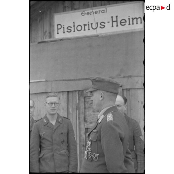 Des fantassins de la 4e division d'infanterie de l'armée de l'air allemande reçoivent la visite du général (Generalleutnant) Robert Pistorius, le nouveau commandant.