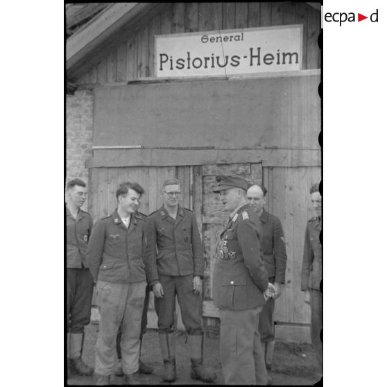 Des fantassins de la 4e division d'infanterie de l'armée de l'air allemande reçoivent la visite du général (Generalleutnant) Robert Pistorius, le nouveau commandant.