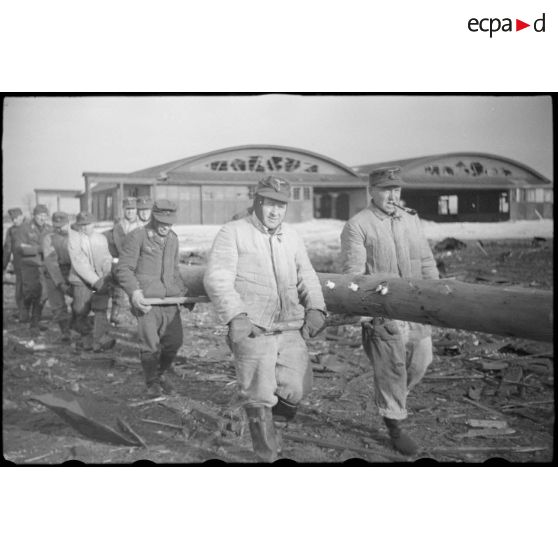 Devant la pression de l'armée Rouge, l'armée allemande applique la "politique de la terre brulée", ici des bâtiments sont détruits avant le départ des troupes allemandes.