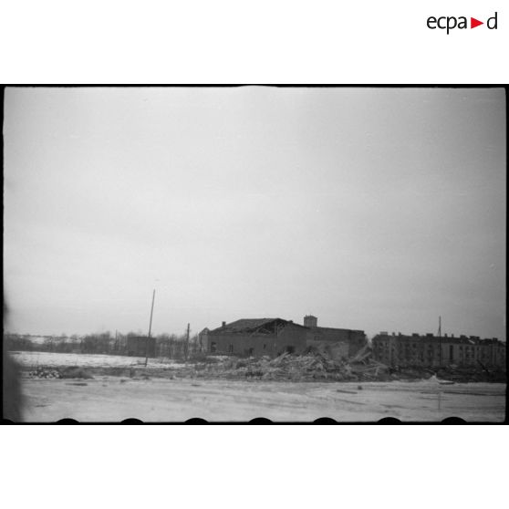 Devant la pression de l'armée Rouge, l'armée allemande applique la "politique de la terre brulée", ici des bâtiments sont détruits avant le départ des troupes allemandes.