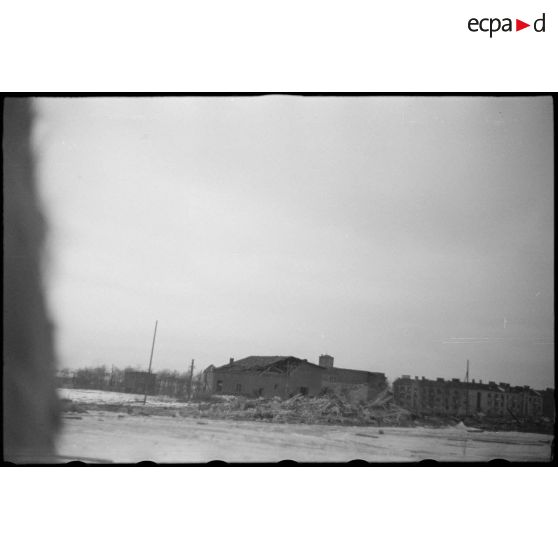 Devant la pression de l'armée Rouge, l'armée allemande applique la "politique de la terre brulée", ici des bâtiments sont détruits avant le départ des troupes allemandes.