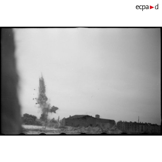 Devant la pression de l'armée Rouge, l'armée allemande applique la "politique de la terre brulée", ici des bâtiments sont détruits avant le départ des troupes allemandes.