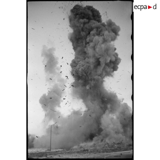 Devant la pression de l'armée Rouge, l'armée allemande applique la "politique de la terre brulée", ici des bâtiments sont détruits avant le départ des troupes allemandes.