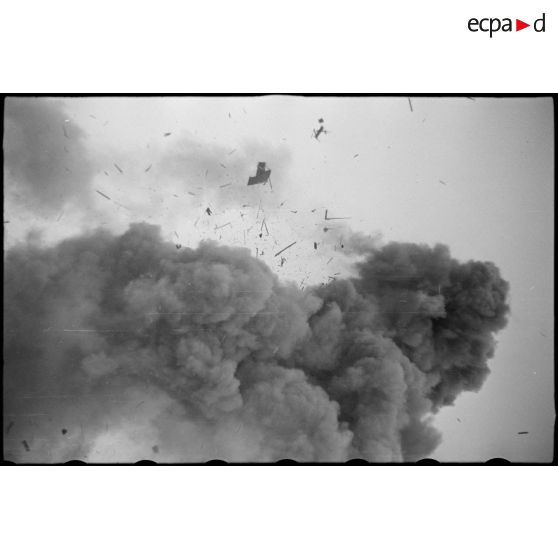 Devant la pression de l'armée Rouge, l'armée allemande applique la "politique de la terre brulée", ici des bâtiments sont détruits avant le départ des troupes allemandes.