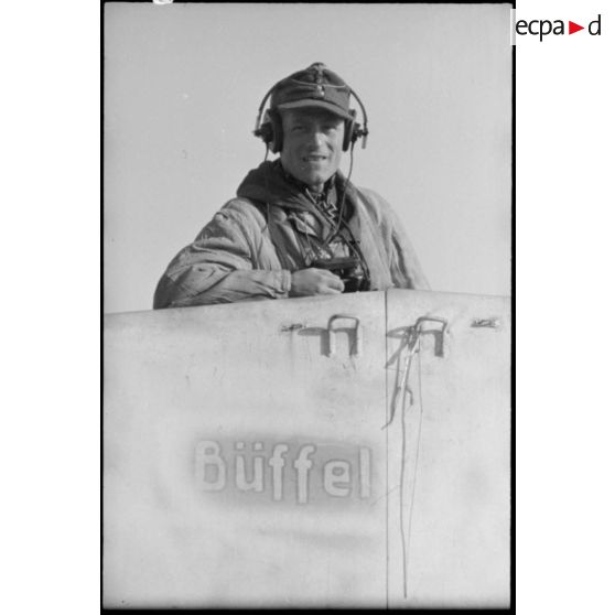 Portait du lieutenant Albert Ernst à bord du Nashorn baptisé "Büffel" (Schwere Panzerjäger-Abteilung 519).